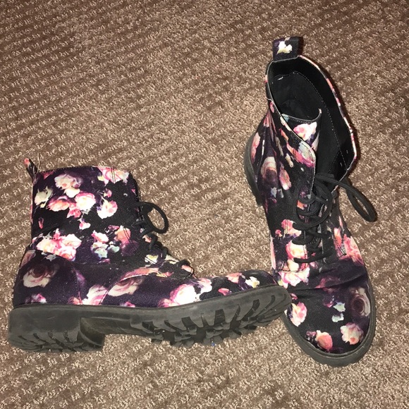 flowered boots - Picture 2 of 2